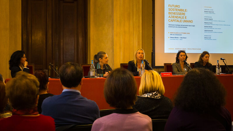La Sala Alessi di Palazzo Marino durante il convegno, con il pubblico e il tavolo dei relatori