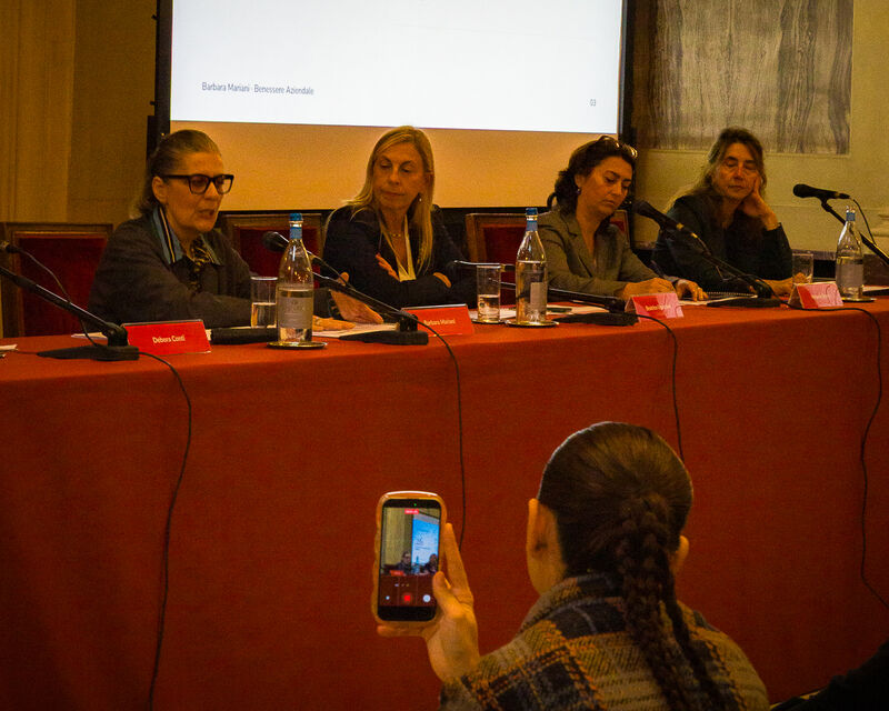 Le relatrici al tavolo nel corso dei lavori