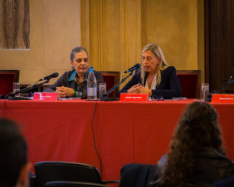 Le relatrici al tavolo con i microfoni